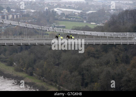 Les chevaux de police Avon et Somerset traversent le pont suspendu de Clifton lors d'une recherche près de la gorge Avon à Bristol après que le corps d'une femme a été trouvé la nuit dernière.