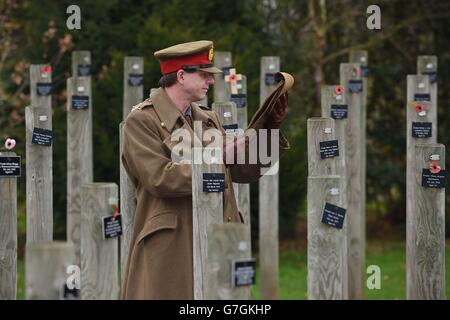 Le réacteur de la première Guerre mondiale Paul Thompson, vêtu de l'uniforme d'un général de la première Guerre mondiale, au mémorial de l'Aube, à l'Arboretum du Mémorial national d'Alrewas, Staffordshire, Lit une lettre écrite par le général Walter Congreve VC à sa femme pendant la première Guerre mondiale expliquant la trêve de Noël de 1914. Banque D'Images