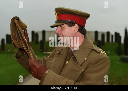 Le réacteur de la première Guerre mondiale Paul Thompson, vêtu de l'uniforme d'un général de la première Guerre mondiale, au mémorial de l'Aube, à l'Arboretum du Mémorial national d'Alrewas, Staffordshire, Lit une lettre écrite par le général Walter Congreve VC à sa femme pendant la première Guerre mondiale expliquant la trêve de Noël de 1914. Banque D'Images