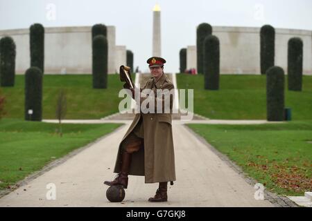 Le réacteur de la première Guerre mondiale Paul Thompson, vêtu de l'uniforme d'un général de la première Guerre mondiale, au mémorial de l'Aube, à l'Arboretum du Mémorial national d'Alrewas, Staffordshire, Lit une lettre écrite par le général Walter Congreve VC à sa femme pendant la première Guerre mondiale expliquant la trêve de Noël de 1914. Banque D'Images