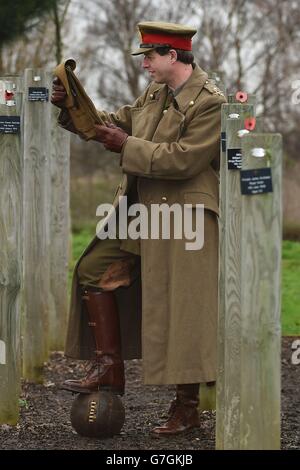 Le réacteur de la première Guerre mondiale Paul Thompson, vêtu de l'uniforme d'un général de la première Guerre mondiale, au mémorial de l'Aube, à l'Arboretum du Mémorial national d'Alrewas, Staffordshire, Lit une lettre écrite par le général Walter Congreve VC à sa femme pendant la première Guerre mondiale expliquant la trêve de Noël de 1914. Banque D'Images