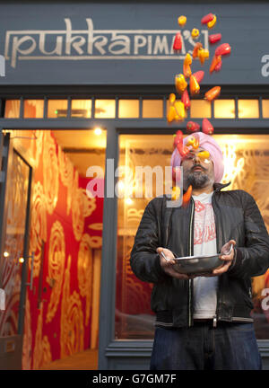 Le chef et comédien anglo-indien Hardeep Singh Kohli au restaurant Pukka Pimm's Pop-up, situé au 133 Bethnal Green Road, à l'est de Londres.APPUYEZ SUR ASSOCIATION photo.Date de la photo: Jeudi 4 décembre 2014.Selon Pimm, le plus grand secret pour les amateurs de curry-House à travers le pays est un verre rafraîchissant de Pimm, ce qui en fait le compagnon idéal pour un curry indien.Ouvert au public de 12h à 18h le samedi 6 décembre 2014.Le crédit photo devrait se lire: David Parry/PA Wire Banque D'Images