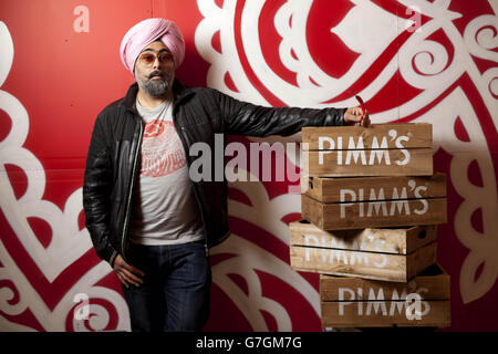 Le chef et comédien anglo-indien Hardeep Singh Kohli au restaurant Pukka Pimm's Pop-up, situé au 133 Bethnal Green Road, à l'est de Londres.APPUYEZ SUR ASSOCIATION photo.Date de la photo: Jeudi 4 décembre 2014.Selon Pimm, le plus grand secret pour les amateurs de curry-House à travers le pays est un verre rafraîchissant de Pimm, ce qui en fait le compagnon idéal pour un curry indien.Ouvert au public de 12h à 18h le samedi 6 décembre 2014.Le crédit photo devrait se lire: David Parry/PA Wire Banque D'Images