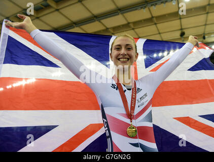 Laura Trott célèbre la victoire de l'Omnium féminin lors de la coupe du monde de cyclisme sur piste UCI au Lee Valley Velpopark, Londres. Banque D'Images