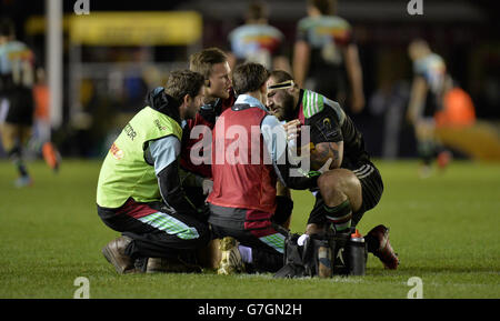 Joe Marler, capitaine de Harlequins (à droite), reçoit un traitement pour blessure lors du match Pool Two de la coupe des champions européens de rugby à Twickenham Stoop, Twickenham. Banque D'Images