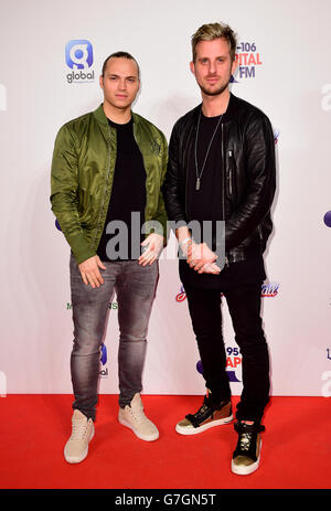 Joe 'Wooz' Lenzie (à gauche) et Cameron Edwards, de Sigma, assistent au Capital Jingle Bell ball 2014 à l'O2 Arena, Londres. APPUYEZ SUR ASSOCIATION photo. Date de la photo: Dimanche 7 décembre 2014. Le crédit photo devrait se lire comme suit : Ian West/PA Wire Banque D'Images