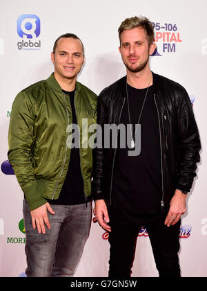 Joe 'Wooz' Lenzie (à gauche) et Cameron Edwards, de Sigma, assistent au Capital Jingle Bell ball 2014 à l'O2 Arena, Londres. APPUYEZ SUR ASSOCIATION photo. Date de la photo: Dimanche 7 décembre 2014. Le crédit photo devrait se lire comme suit : Ian West/PA Wire Banque D'Images