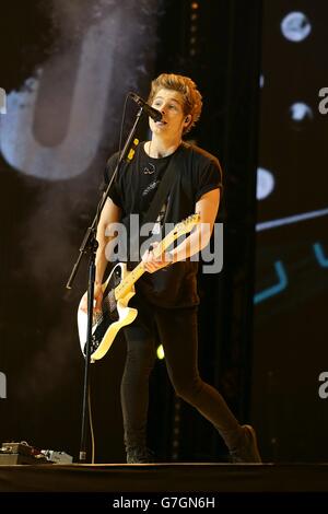 EXCLUSIF Luke Hemmings de 5 secondes d'été en direct sur scène pendant la Capital FM Jingle Bell ball 2014 tenue à l'O2 Arena, Londres Banque D'Images