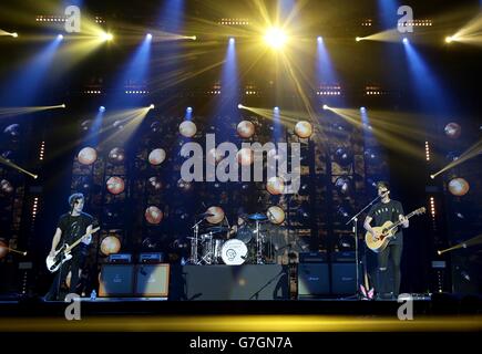 EXCLUSIF Luke Hemmings, Ashton Irwin et Calum Hood de 5 secondes d'été en direct sur scène pendant la Capital FM Jingle Bell ball 2014 qui s'est tenue à l'O2 Arena, Londres Banque D'Images