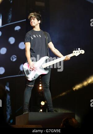 CALUM Hood exclusif de 5 secondes d'été en direct sur scène pendant le Jingle Bell ball 2014 de Capital FM qui s'est tenu à l'O2 Arena, Londres Banque D'Images