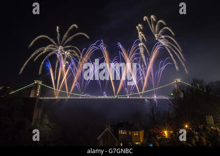 Les feux d'artifice explosent au-dessus du pont suspendu de Clifton tandis que les gens regardent un feu d'artifice pour marquer 150 ans d'anniversaire de l'ouverture du pont suspendu de Brunel, Bristol. Le 8 décembre marque l'anniversaire de l'ouverture du pont phare pour la première fois. Banque D'Images