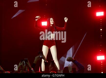 EXCLUSIVE Jessie J en direct sur scène pendant le Jingle Bell ball 2014 de Capital FM qui s'est tenu à l'O2 Arena, Londres Banque D'Images