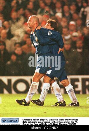 Soccer - coupe FA sponsorisée par Littlewoods - 4e ronde - Chelsea / Liverpool - Stamford Bridge.Les joueurs italiens de Chelsea, Gianluca Vialli et Gianfranco Zola célèbrent la prégression à la 5e manche de la coupe FA au coup de sifflet final Banque D'Images