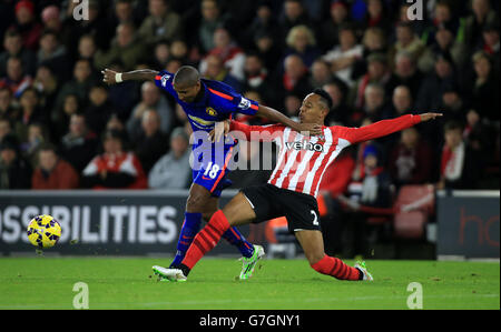 Ashley Young de Manchester United (à gauche) et Nathaniel Clyne de Southampton se battent pour le ballon lors du match de la Barclays Premier League à St Marys, Southampton. Banque D'Images