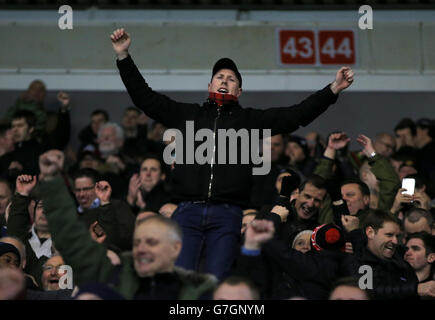 Les fans de la foule crient sur leur équipe lors du match de la Barclays Premier League à St Marys, Southampton. Banque D'Images