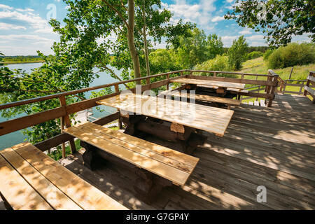 Tables et bancs en bois dans la région de café en plein air dans la nature. Jour d'été ensoleillé. Banque D'Images
