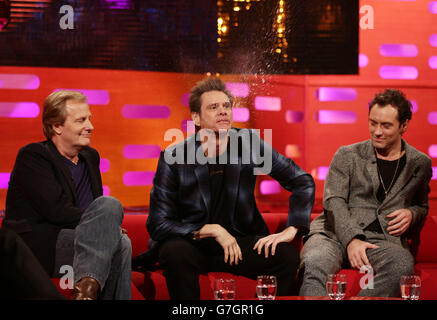 Invités (de gauche à droite) Jeff Daniels, Jim Carrey et Jude Law pendant le tournage du Graham Norton Show aux London Studios, dans le sud de Londres. Banque D'Images