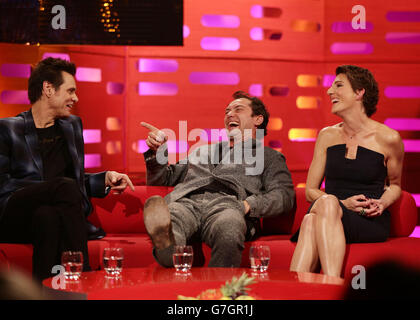 Invités (de gauche à droite) Jim Carrey, Jude Law et Tamsin Greig pendant le tournage du Graham Norton Show aux London Studios, dans le sud de Londres. Banque D'Images