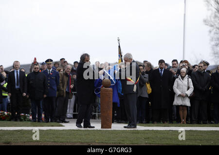 Le président de l'UEFA, Michel Platini (à gauche), et Gilbert Deleu, maire de Comines-Warneton, dévoilent un monument du football à Ploegsteert, en Belgique, marquant le 100e anniversaire de la trêve de Noël entre les troupes allemandes et alliées pendant la première Guerre mondiale. Banque D'Images