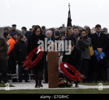 Ken Skates, vice-ministre de la Culture, du Sport et du Tourisme du pays de Galles, dépose une couronne sur un monument du football à Ploegsteert, en Belgique, marquant le 100e anniversaire de la trêve de Noël entre les troupes allemandes et alliées pendant la première Guerre mondiale. Banque D'Images