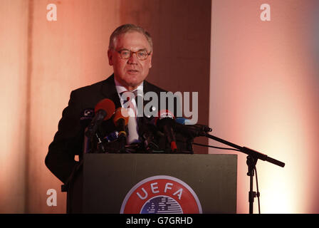 M. Eckart Cuntz, ambassadeur d'Allemagne en Belgique, s'exprime lors d'un dévoilement du monument de football de l'UEFA à Ploegsteert, en Belgique, marquant le 100e anniversaire de la trêve de Noël entre les troupes allemandes et alliées pendant la première Guerre mondiale. Banque D'Images