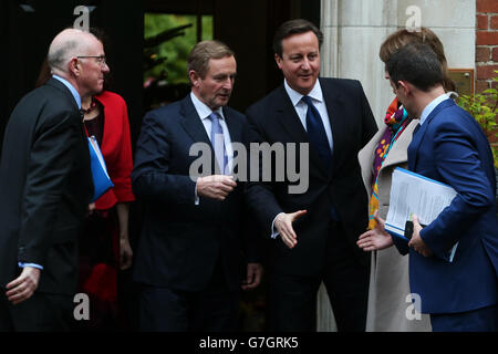 Le Premier ministre David Cameron accueille un Taoiseach Enda Kenny (au centre) et des membres du gouvernement de la République d'Irlande, dont le ministre des Affaires étrangères, Charlie Flanagan (à gauche) et Tanaiste Joan Burton (à droite), à leur arrivée à Stormont House, à Belfast, avant les pourparlers politiques. Banque D'Images