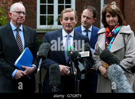 Un Taoiseach Enda Kenny (deuxième à gauche) accompagné (de gauche à droite) du ministre des Affaires étrangères Charlie Flanagan, Sean Sherlock du ministre d'État au ministère des Affaires étrangères et Tanaiste Joan Burton s'entretient avec les médias à leur arrivée à Stormont House, Belfast, avant les discussions politiques avec les politiciens locaux. Banque D'Images