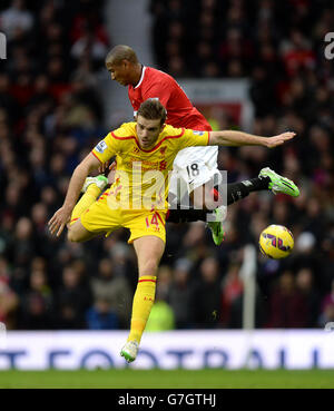 Ashley Young (à droite) de Manchester United et Jordan Henderson (à gauche) de Liverpool se battent pour le ballon dans les airs lors du match de la Barclays Premier League à Old Trafford, Manchester. APPUYEZ SUR ASSOCIATION photo. Date de la photo: Dimanche 14 décembre 2014. Voir PA Story FOOTBALL Man Utd. Le crédit photo devrait indiquer Martin Rickett/PA Wire. . . Banque D'Images