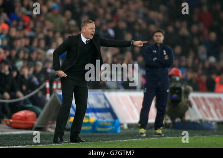 Garry Monk, directeur de Swansea City, crie des instructions à ses joueurs en tant que Manager de Tottenham Hotspur Mauricio Pochttino (à droite) regarde pendant le match de la Barclays Premier League au Liberty Stadium, à Swansea. APPUYEZ SUR ASSOCIATION photo. Date de la photo: Dimanche 14 décembre 2014. Voir PA Story FOOTBALL Swansea. Le crédit photo doit indiquer Nick Potts/PA Wire. . . Banque D'Images