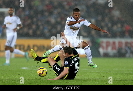 Football - Barclays Premier League - Swansea City / Tottenham Hotspur - Liberty Stadium.Ashley Williams (à droite) de Swansea City et Jan Vertonghen de Tottenham Hotspur se disputent le ballon Banque D'Images