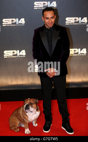 Sport - 2014 personnalité sportive de l'année - SSE Hydro.Lewis Hamilton et son chien Roscoe arrivent pour les 2014 Sports Personality of the Year Awards au SSE Hydro, Glasgow. Banque D'Images