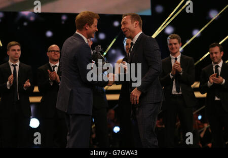 Le lauréat du prix de la personnalité sportive à vie Sir Chris Hoy reçoit son trophée du prince Harry lors des prix de la personnalité sportive de l'année 2014 à l'Hydro SSE de Glasgow. Banque D'Images