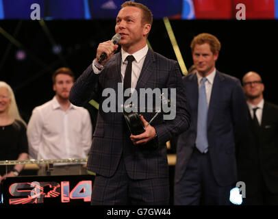 Le lauréat du prix de la personnalité sportive à vie Sir Chris Hoy reçoit son trophée du prince Harry lors des prix de la personnalité sportive de l'année 2014 à l'Hydro SSE de Glasgow. Banque D'Images