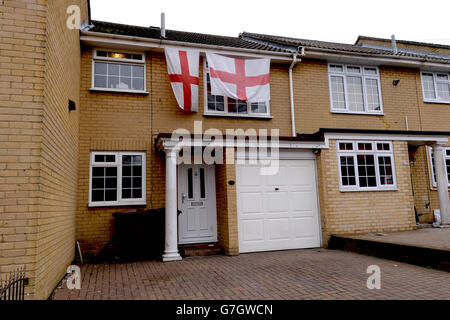 La maison de Dan Ware, drapé dans deux drapeaux rouges et blancs de la Croix de St George à Rochester, qui a été photographié dans le tweet controversé d'EmilyThornberry qui l'a fait démissionner de son poste de procureur général fantôme dans le cabinet fantôme d'Ed Miliband. Banque D'Images