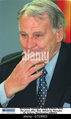 Soccer espagnol - Barcelone / Hercules.Bobby Robson, le gérant de Barcelone, fait face à la presse après leur défaite par Hercules Banque D'Images