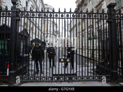 Des policiers sont en service aux portes de Downing Street à Londres, alors qu'un juge de la haute Cour a statué que l'ancien whip en chef du gouvernement Andrew Mitchell avait appelé un policier de Downing Street à « plaider ». Banque D'Images