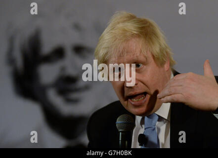 Boris Johnson, maire de Londres, a des questions-RÉPONSES avec des employés de Standard Charter à Singapour, où il effectue une visite de deux jours pour promouvoir les affaires britanniques. Banque D'Images