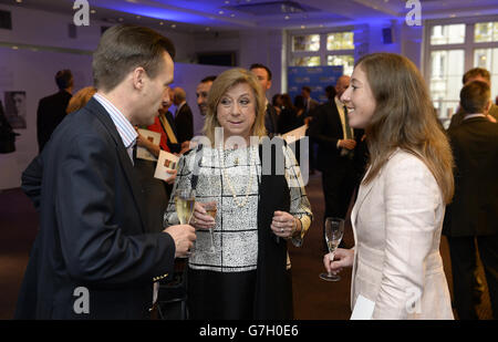 Les invités se mêlent lors du William Hill Sports Book of the Year Award 2014 lors d'une cérémonie au BAFTA, Londres Banque D'Images