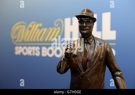 Une statue de William Hill est exposée au William Hill Sports Book of the Year Award 2014 Banque D'Images