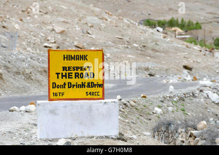 Signe de la sécurité routière, Kardung, près de Leh, Ladakh, Inde Banque D'Images