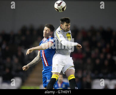 Stephen Thompson de St Mirren (à droite) et Josh Meekings de Inverness Caledonian Thistle lors du quatrième tour de la coupe d'Écosse au parc St Mirren, à St Mirren. Banque D'Images