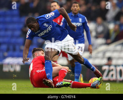 Clayton Donaldson de Birmingham City est affronté par Henri Lansbury de Nottingham Forest lors du match de championnat Sky Bet à St. Andrews, Birmingham. Banque D'Images