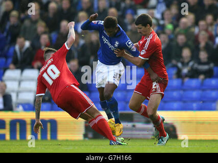 Le Demarai Gray (au centre) de Birmingham City est abordé par Henri Lansbury (à gauche) de Nottingham Forest et Eric Lichaj (à droite) lors du match de championnat Sky Bet à St. Andrews, Birmingham. Banque D'Images