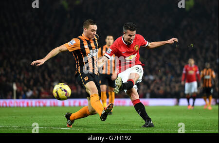 Robin Van Persie, de Manchester United, marque son troisième but sous la pression de James Chester, de Hull City, lors du match de la Barclays Premier League à Old Trafford, Manchester. Banque D'Images