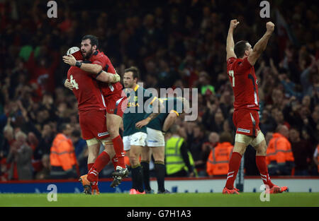 Wales Scott Baldwin et Jake ball célèbrent au coup de sifflet final après la victoire sur l'Afrique du Sud lors du match Dove Men Series au Millennium Stadium de Cardiff. Banque D'Images