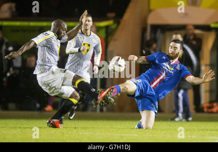 Inverness Caledonian Thistle Ross Draper (à droite) et St Mirren Isaac Osbourne (à gauche) se battent pour le ballon lors du quatrième tour de la coupe Scottish FA au parc St Mirren, à St Mirren. Banque D'Images