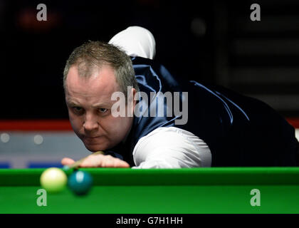 John Higgins à la table lors de son deuxième match contre Jamie Cope lors du championnat Coral UK 2014 au Barbican Center, York. Banque D'Images