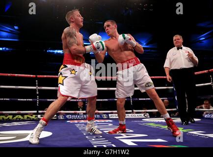 Gary Sykes (à gauche) en action contre Liam Walsh lors de leurs titres de poids plume britannique et Commonwealth se battent à l'Excel Arena, Londres. Banque D'Images