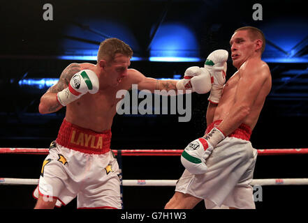 Gary Sykes (à gauche) en action contre Liam Walsh lors de leurs titres de poids plume britannique et Commonwealth se battent à l'Excel Arena, Londres. Banque D'Images