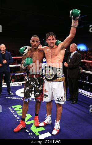 Frank Buglioni (à droite) célèbre après avoir battu Andrew Robinson (à gauche) lors de leur combat de super midlewhuit en Europe WBO à l'Excel Arena, Londres. Banque D'Images